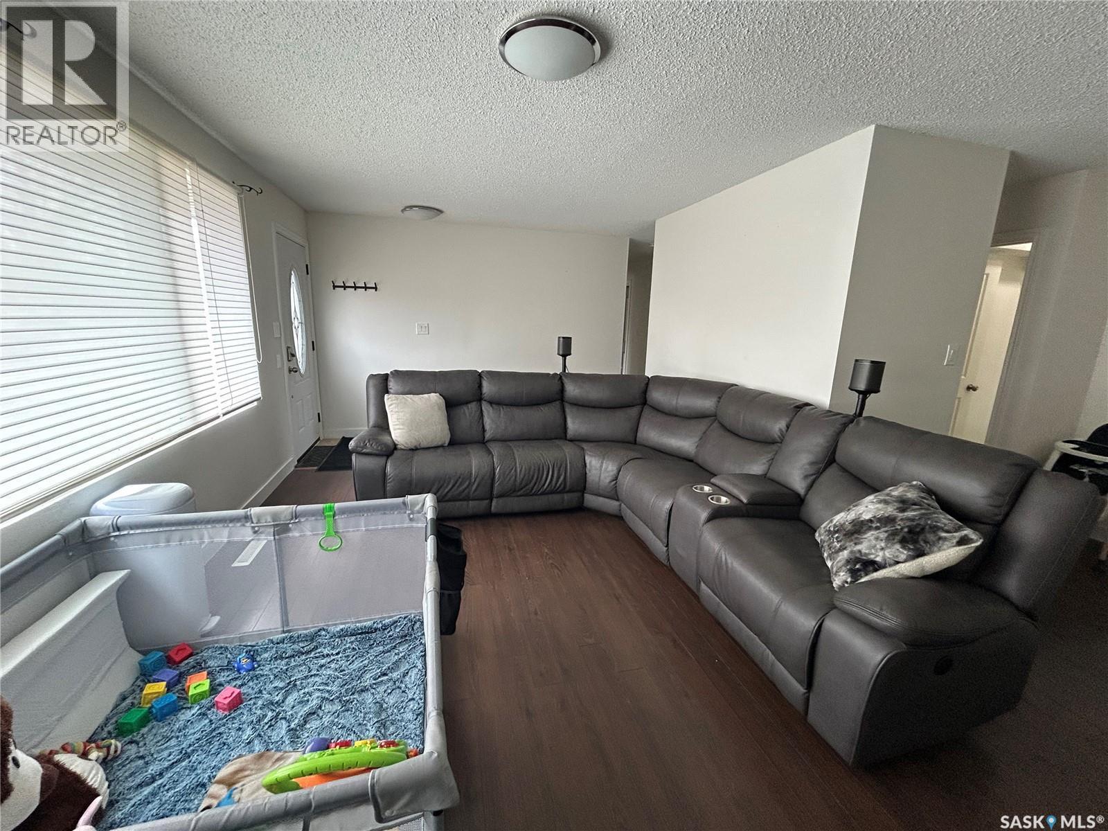 2616 Clarence Avenue S, Saskatoon, SK - Indoor Photo Showing Living Room