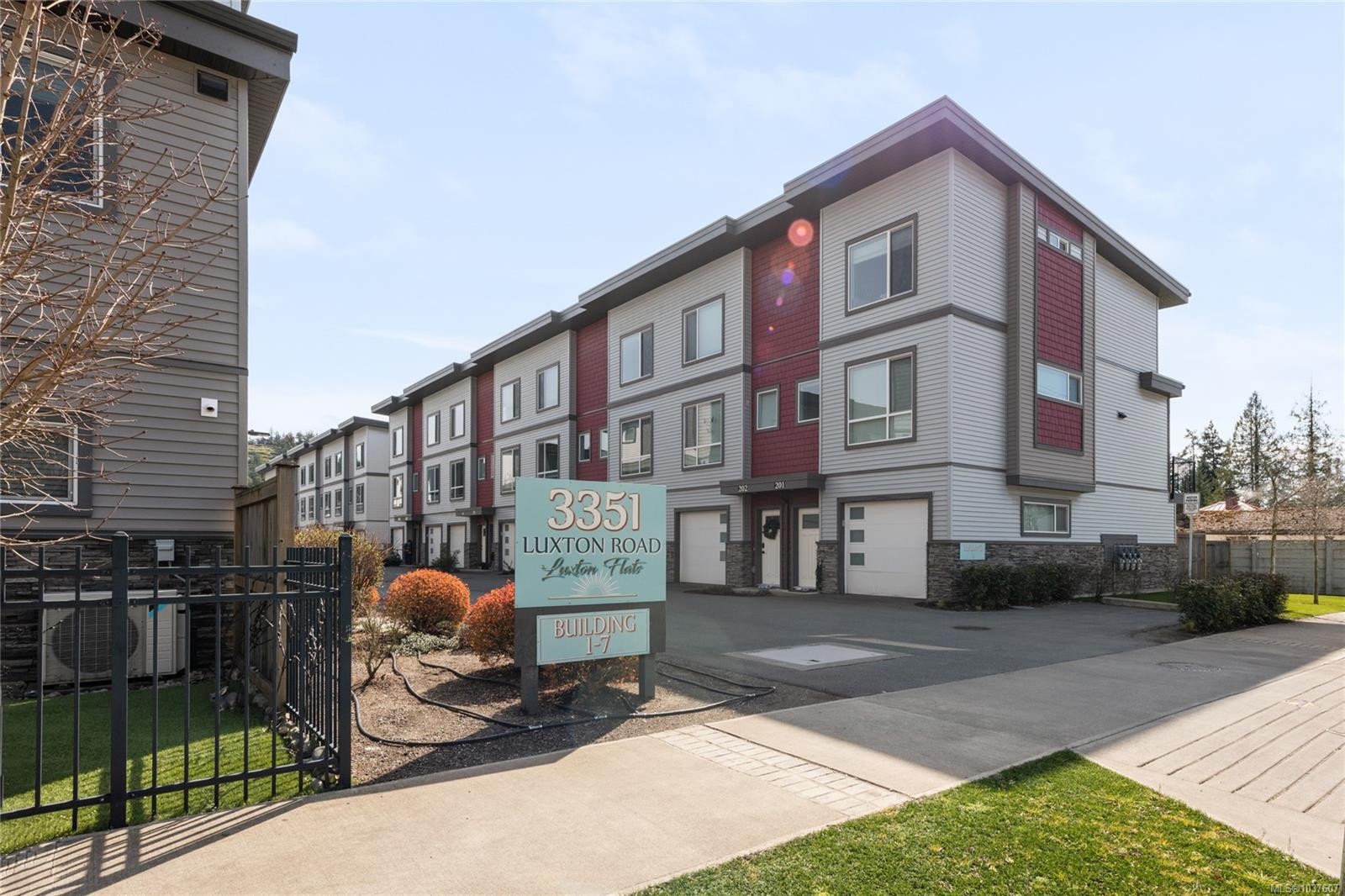 #405-3351 Luxton Rd, Langford, BC
