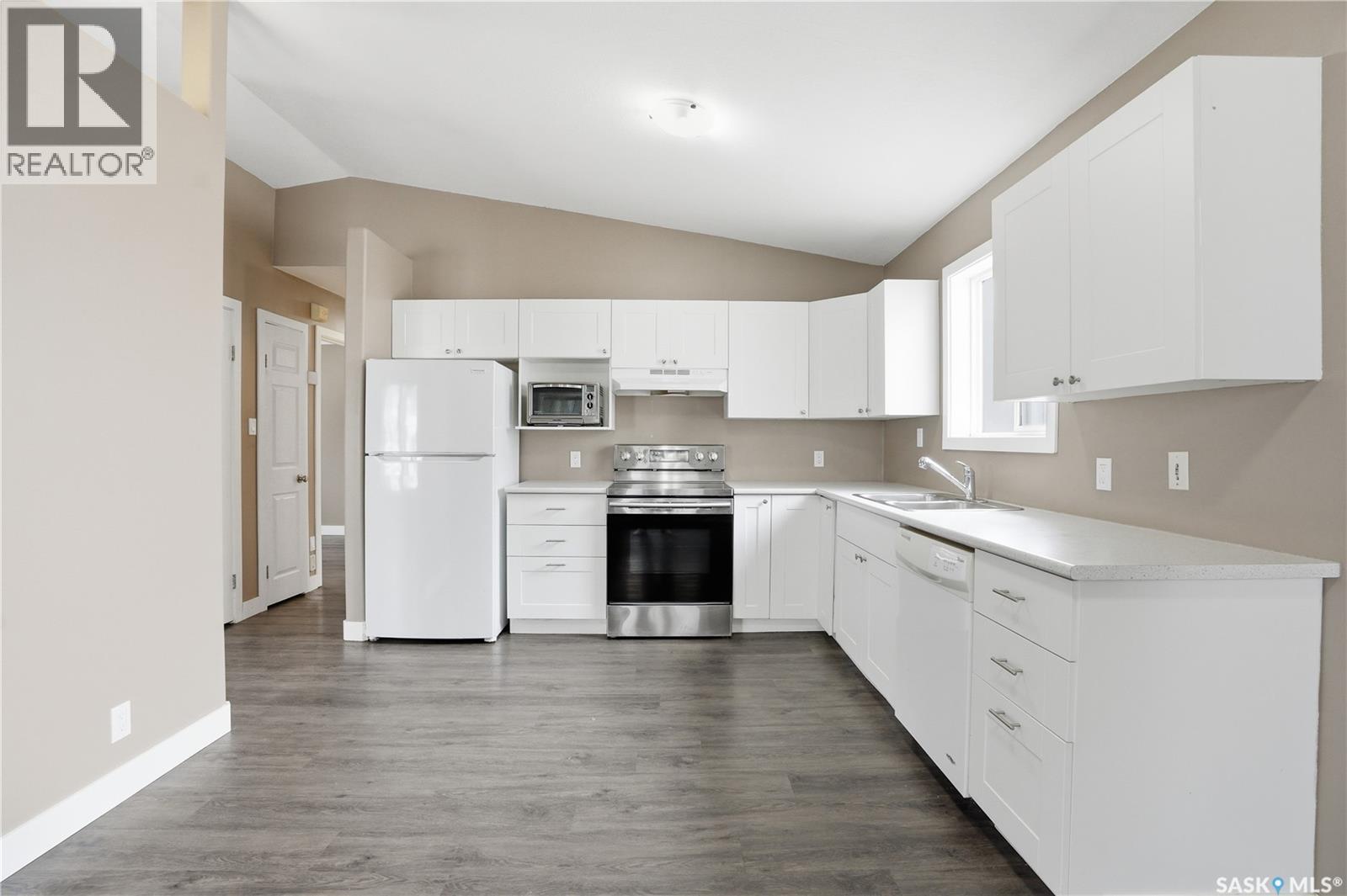 330B X Avenue S, Saskatoon, SK - Indoor Photo Showing Kitchen With Double Sink