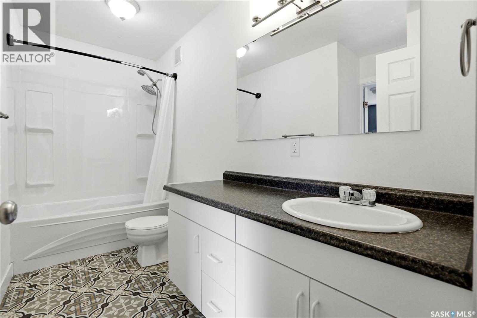 330B X Avenue S, Saskatoon, SK - Indoor Photo Showing Bathroom