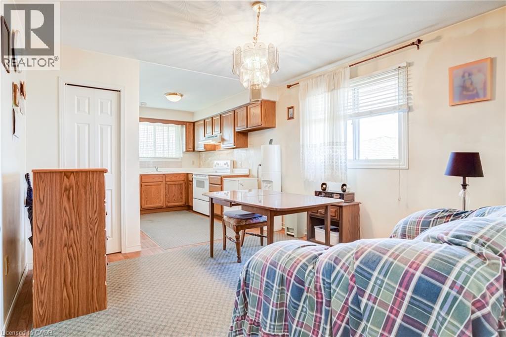 186 Adeline Avenue, Hamilton, ON - Indoor Photo Showing Bedroom