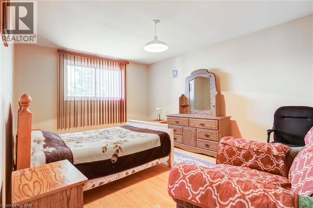 186 Adeline Avenue, Hamilton, ON - Indoor Photo Showing Bedroom