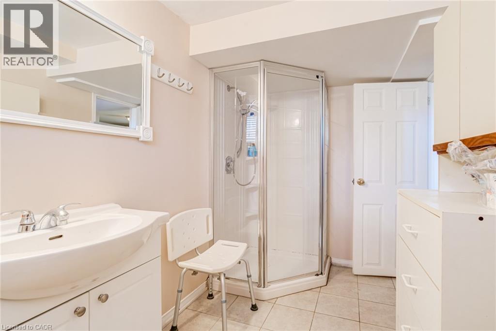 186 Adeline Avenue, Hamilton, ON - Indoor Photo Showing Bathroom