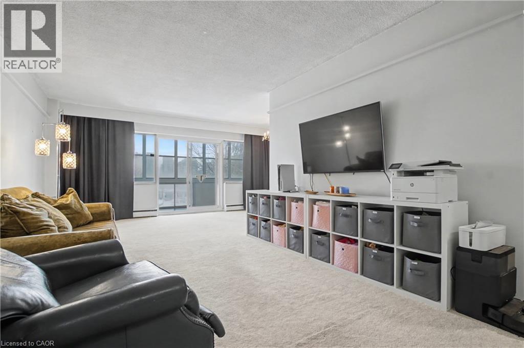 45 Westmount Road N Unit# 202, Waterloo, ON - Indoor Photo Showing Living Room