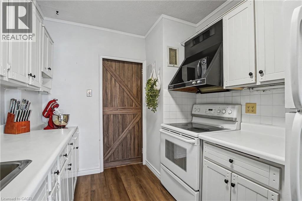 45 Westmount Road N Unit# 202, Waterloo, ON - Indoor Photo Showing Kitchen