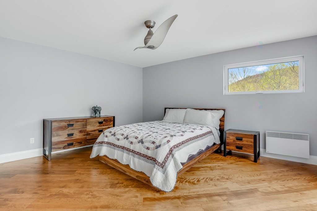 Bedroom - 25 Ch. Thibault, Val-Des-Monts, QC - Indoor Photo Showing Bedroom