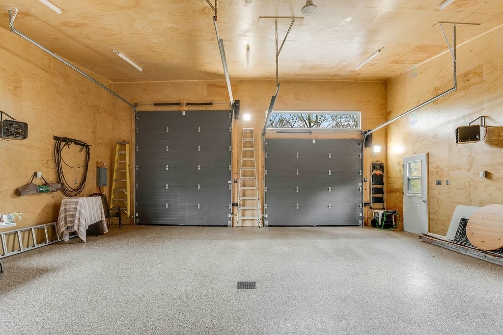 Garage - 25 Ch. Thibault, Val-Des-Monts, QC - Indoor Photo Showing Garage