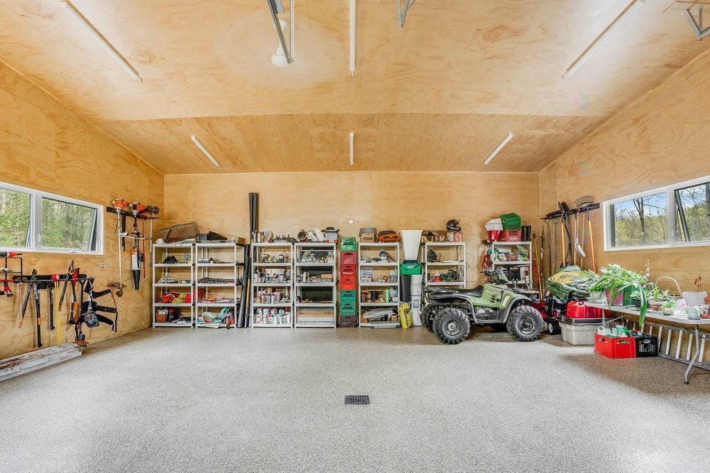 Garage - 25 Ch. Thibault, Val-Des-Monts, QC - Indoor Photo Showing Garage
