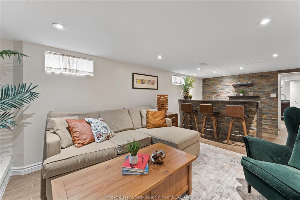457 Watson, Windsor, ON