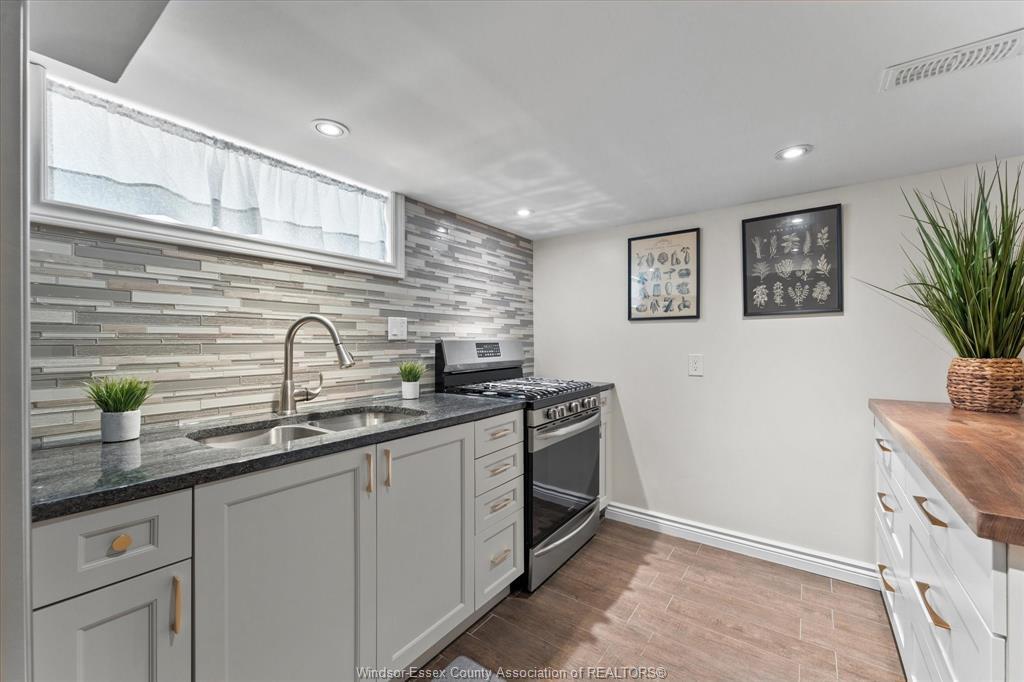 457 Watson, Windsor, ON