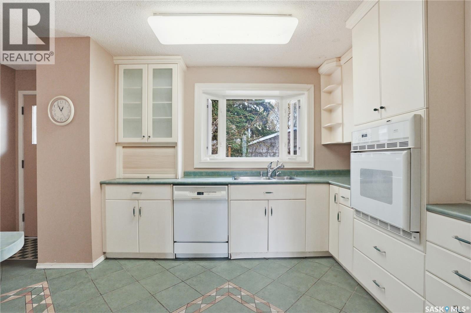 2009 Easthill, Saskatoon, SK - Indoor Photo Showing Kitchen With Double Sink