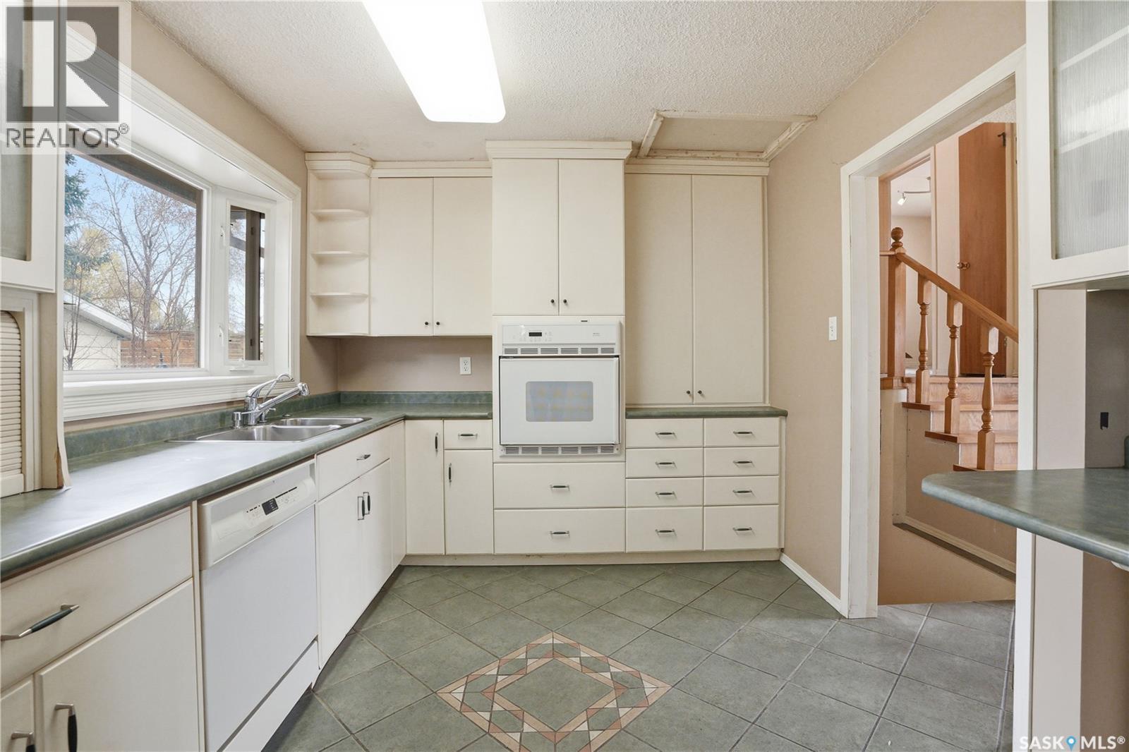 2009 Easthill, Saskatoon, SK - Indoor Photo Showing Kitchen With Double Sink