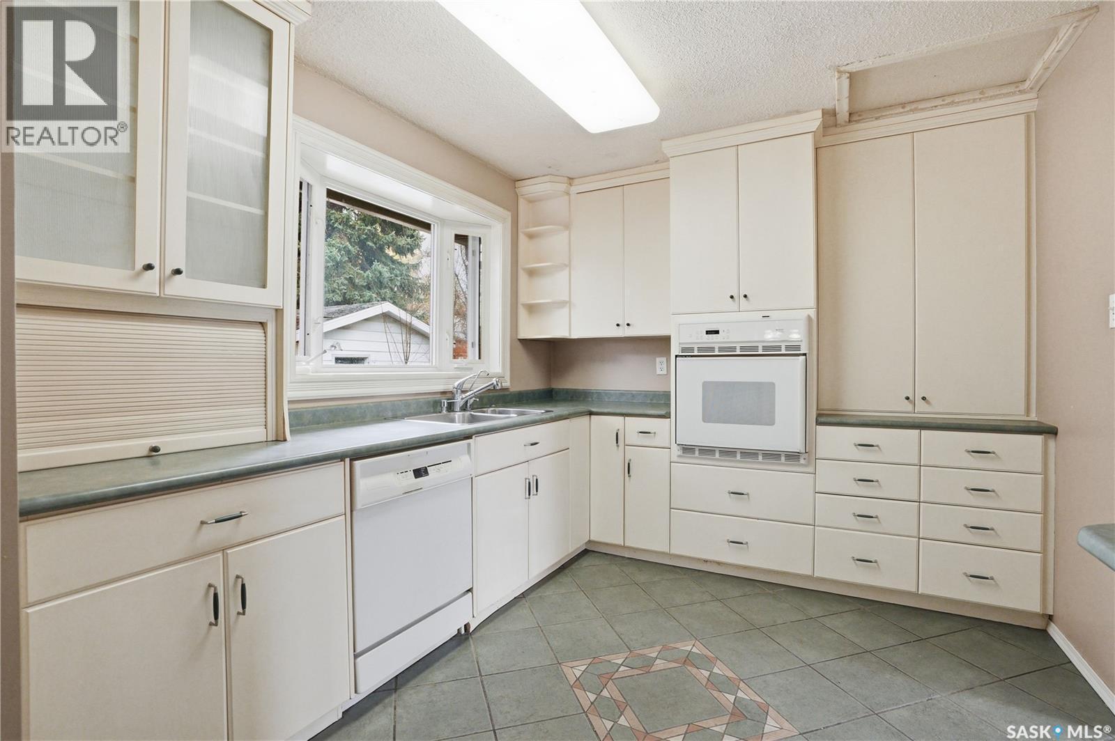 2009 Easthill, Saskatoon, SK - Indoor Photo Showing Kitchen With Double Sink