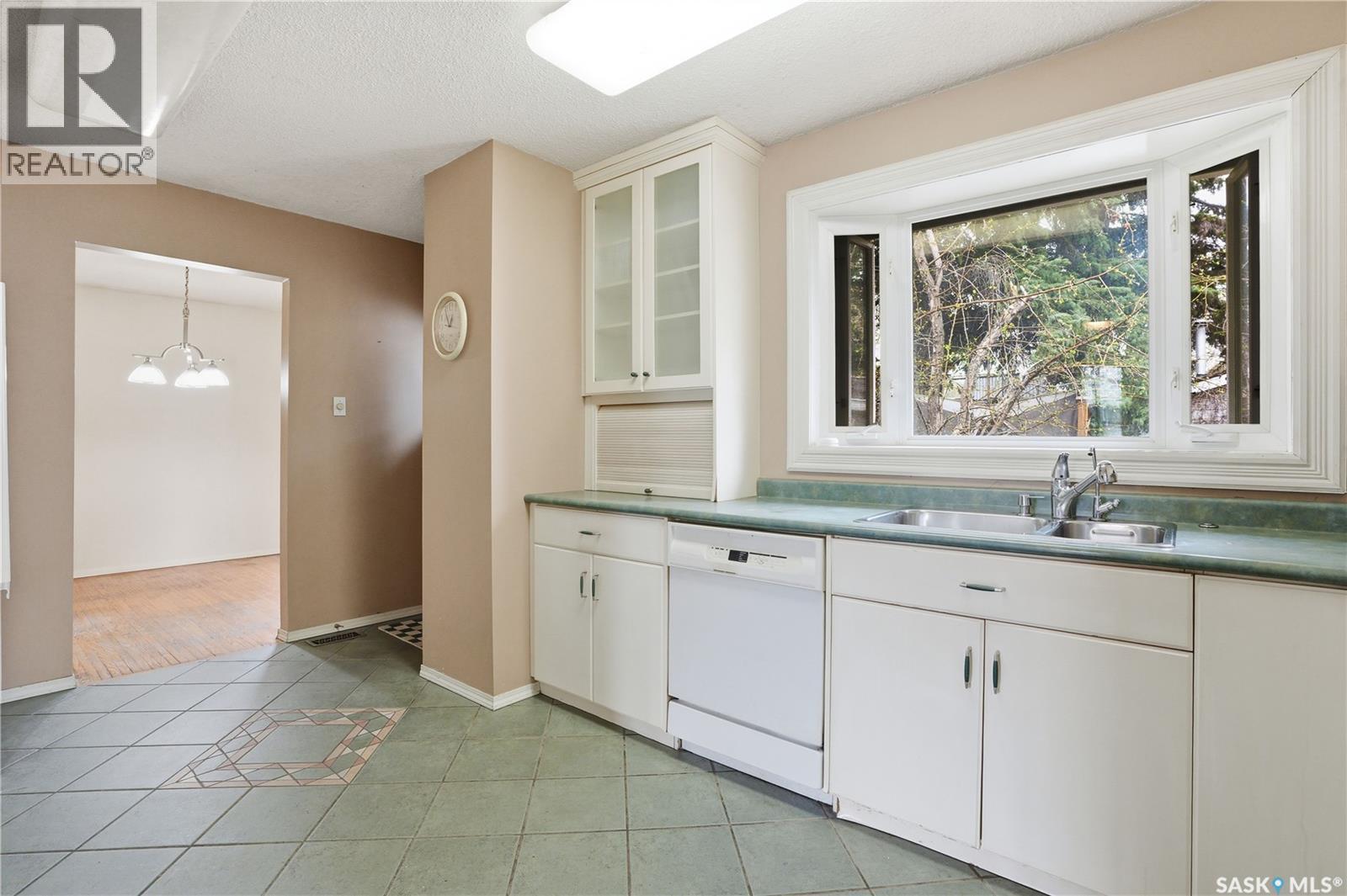 2009 Easthill, Saskatoon, SK - Indoor Photo Showing Kitchen With Double Sink