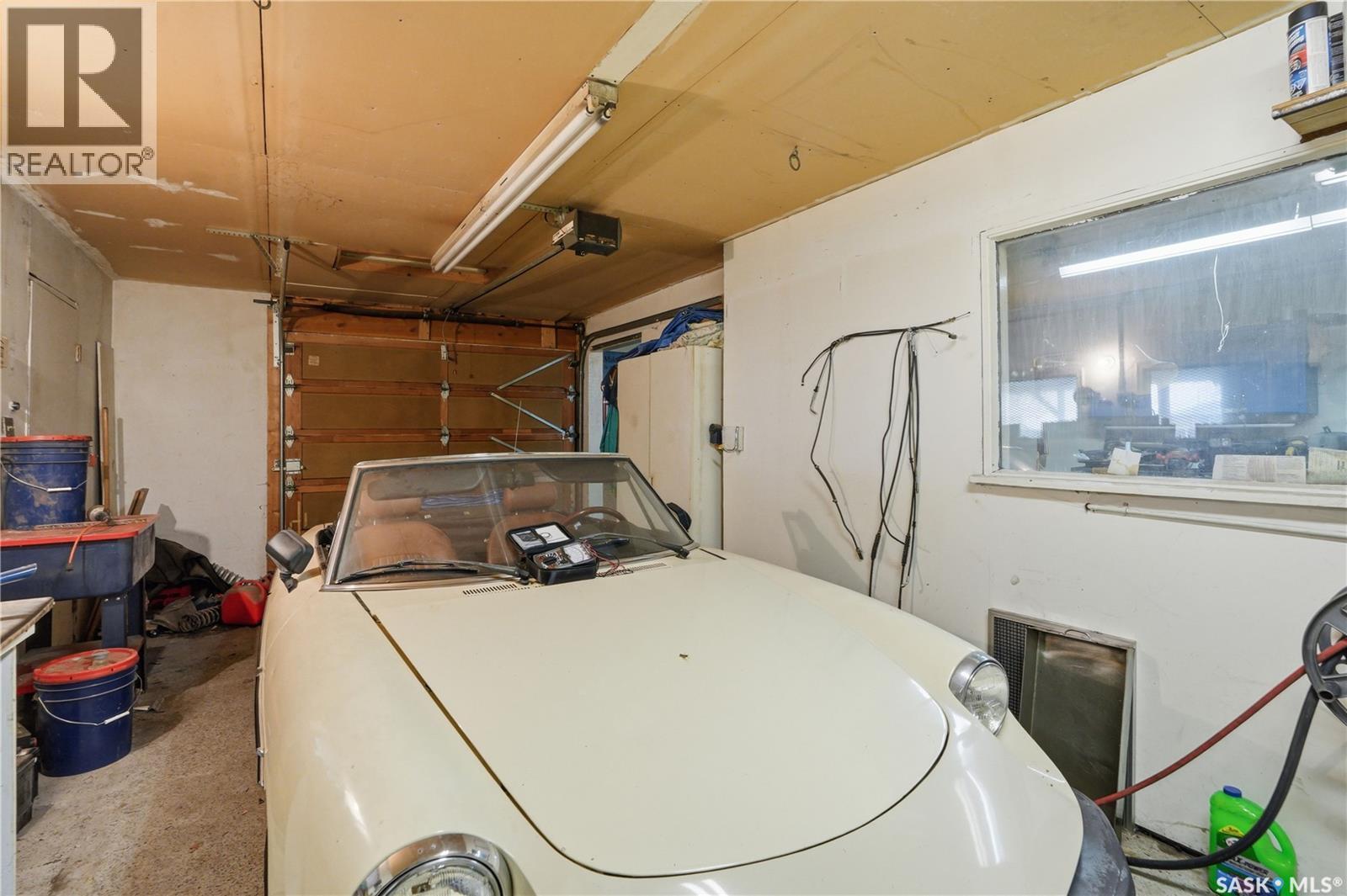 2009 Easthill, Saskatoon, SK - Indoor Photo Showing Garage