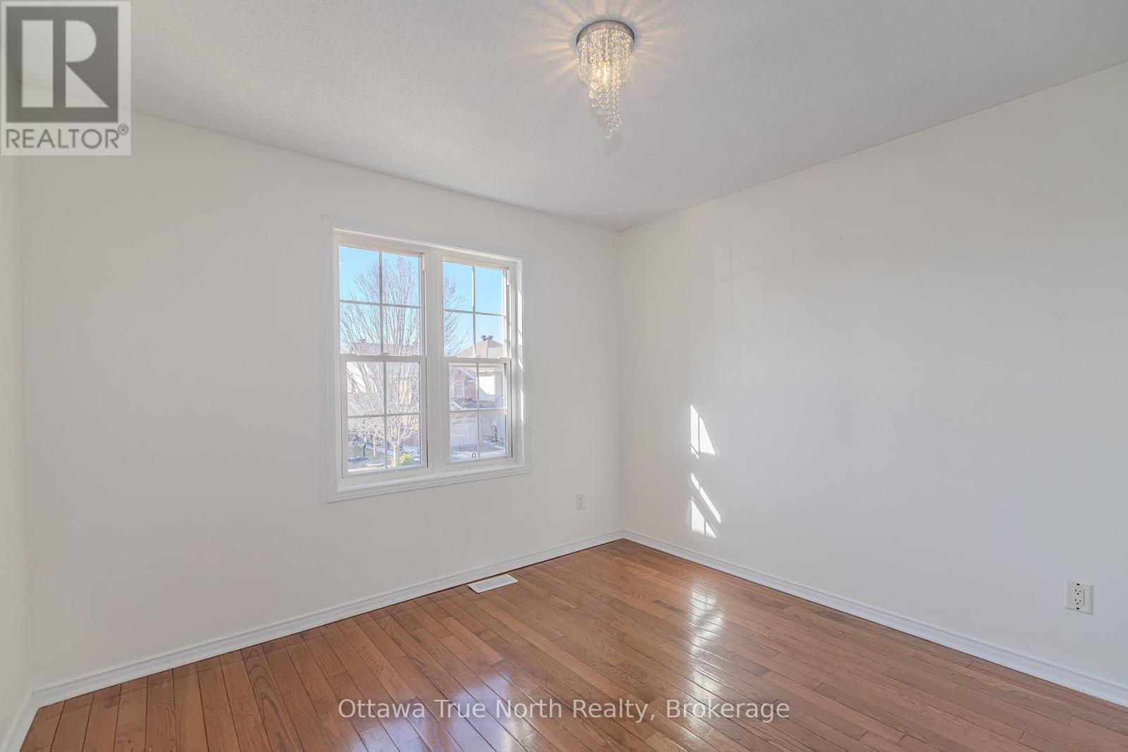 110 Macara Crescent, Ottawa, ON - Indoor Photo Showing Other Room