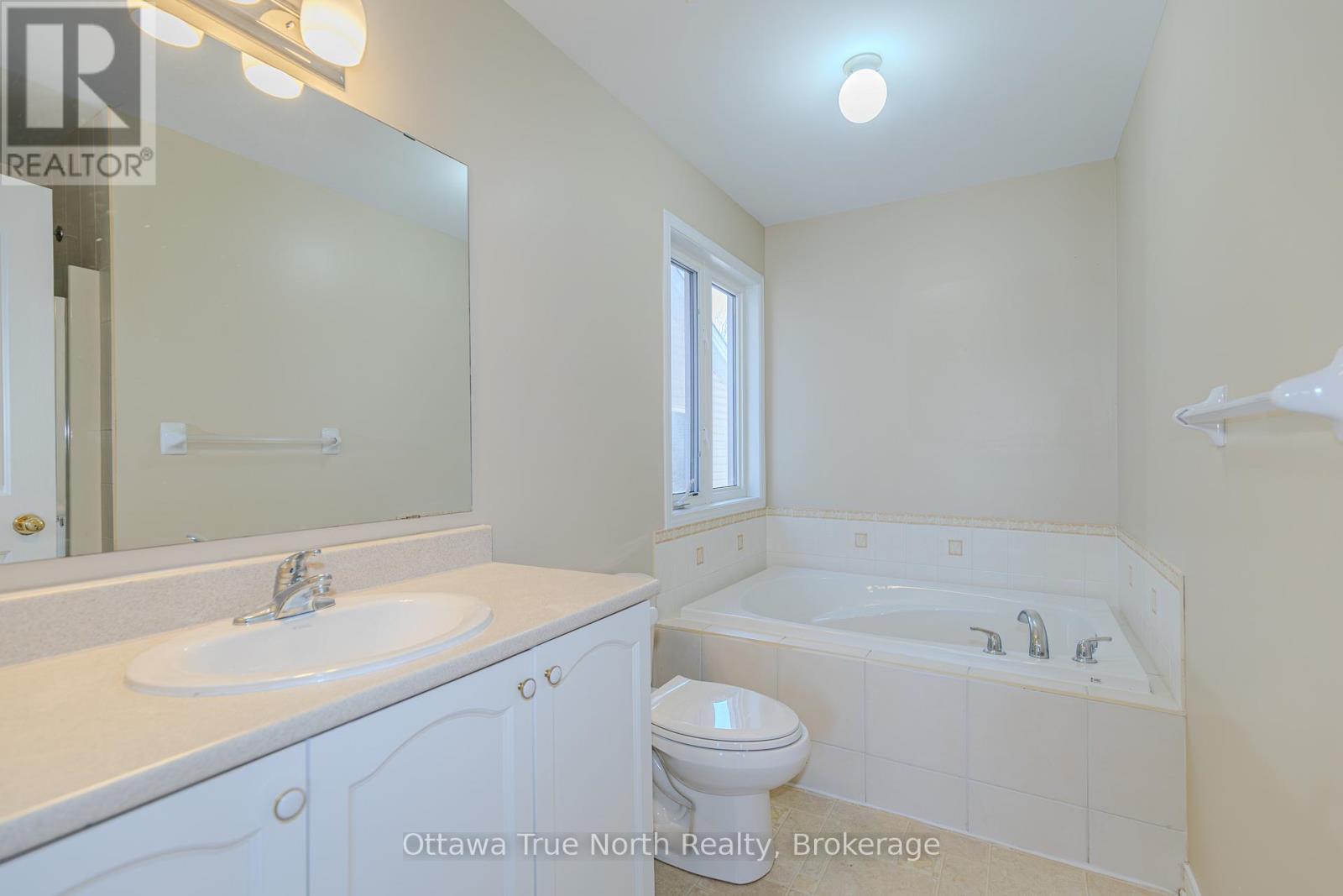 Ensuite - 110 Macara Crescent, Ottawa, ON - Indoor Photo Showing Bathroom