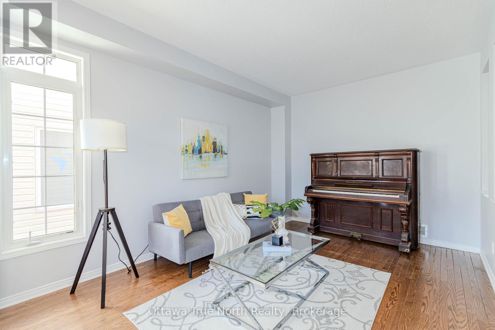 110 Macara Crescent, Ottawa, ON - Indoor Photo Showing Living Room