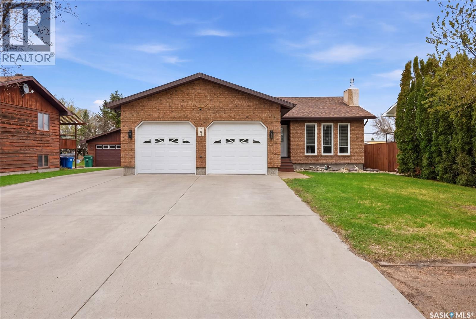 165 3Rd Street, Pilot Butte, SK - Outdoor