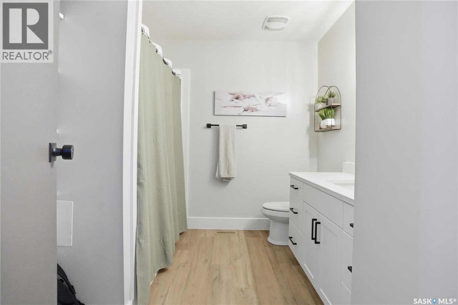 165 3Rd Street, Pilot Butte, SK - Indoor Photo Showing Bathroom