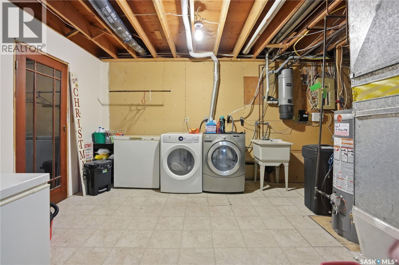 165 3Rd Street, Pilot Butte, SK - Indoor Photo Showing Laundry Room