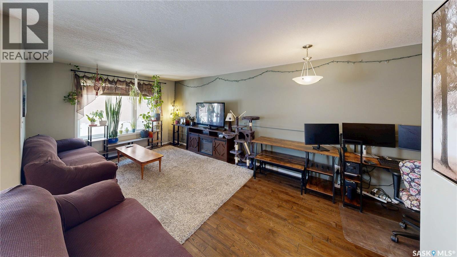 2 22 Qu'Appelle Crescent, Balgonie, SK - Indoor Photo Showing Living Room