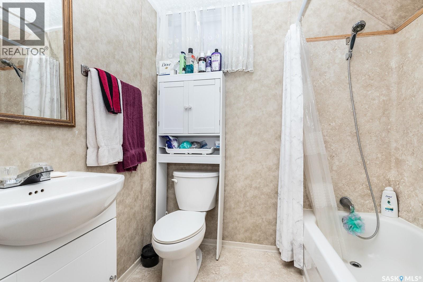 43 Lindsay Drive, Saskatoon, SK - Indoor Photo Showing Bathroom