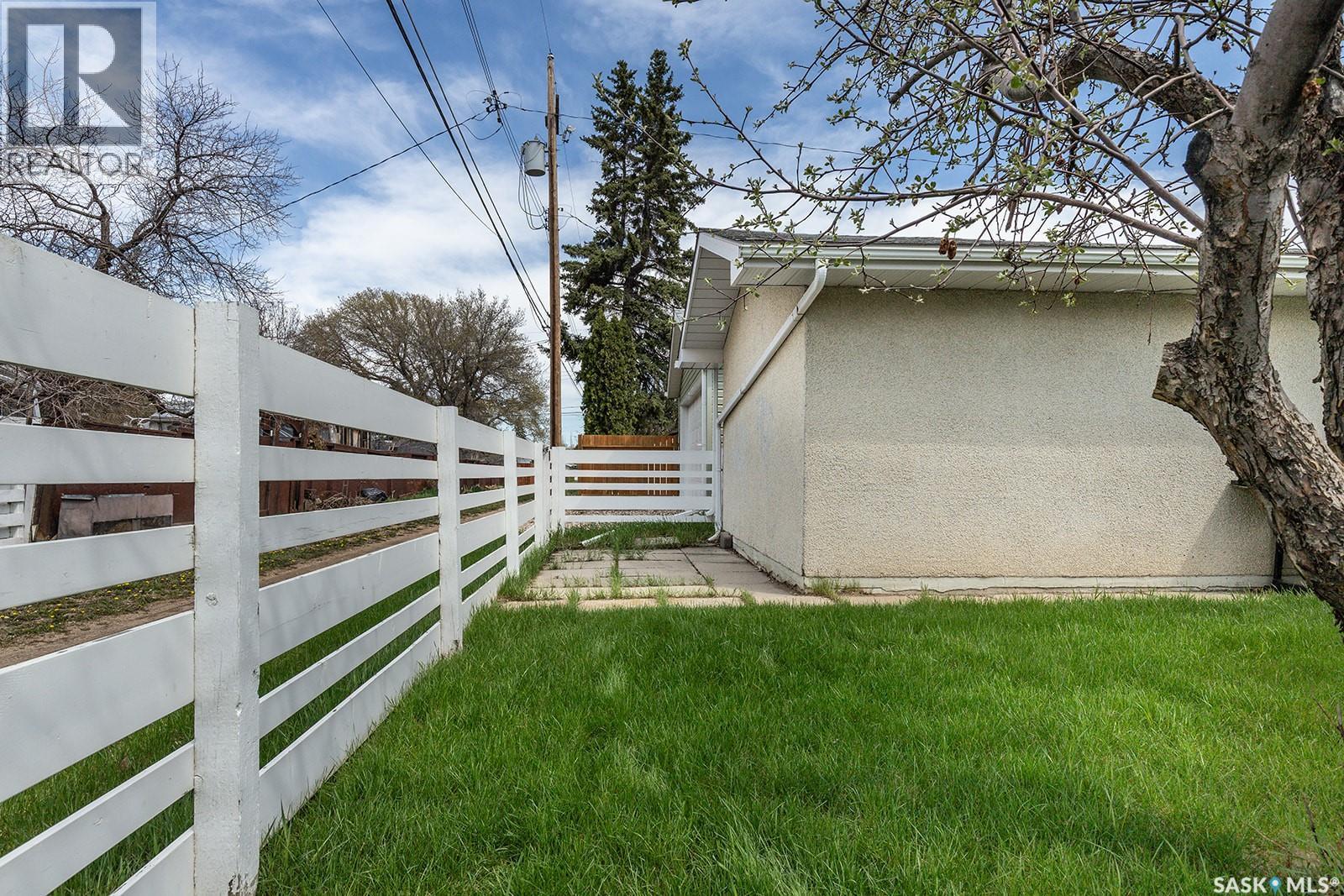 43 Lindsay Drive, Saskatoon, SK - Outdoor