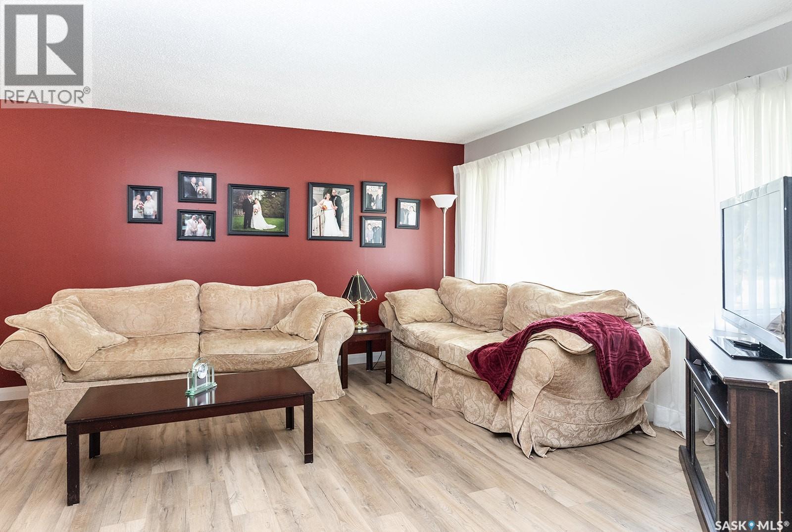 43 Lindsay Drive, Saskatoon, SK - Indoor Photo Showing Living Room