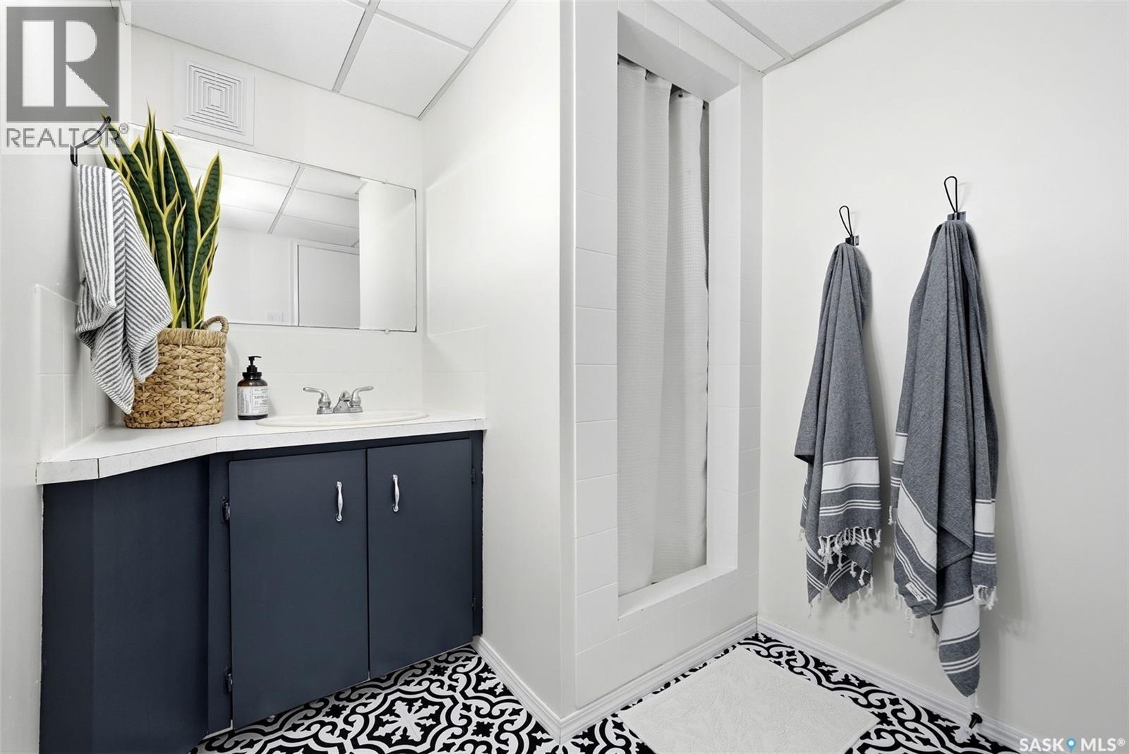 120 Eden Avenue, Regina, SK - Indoor Photo Showing Bathroom