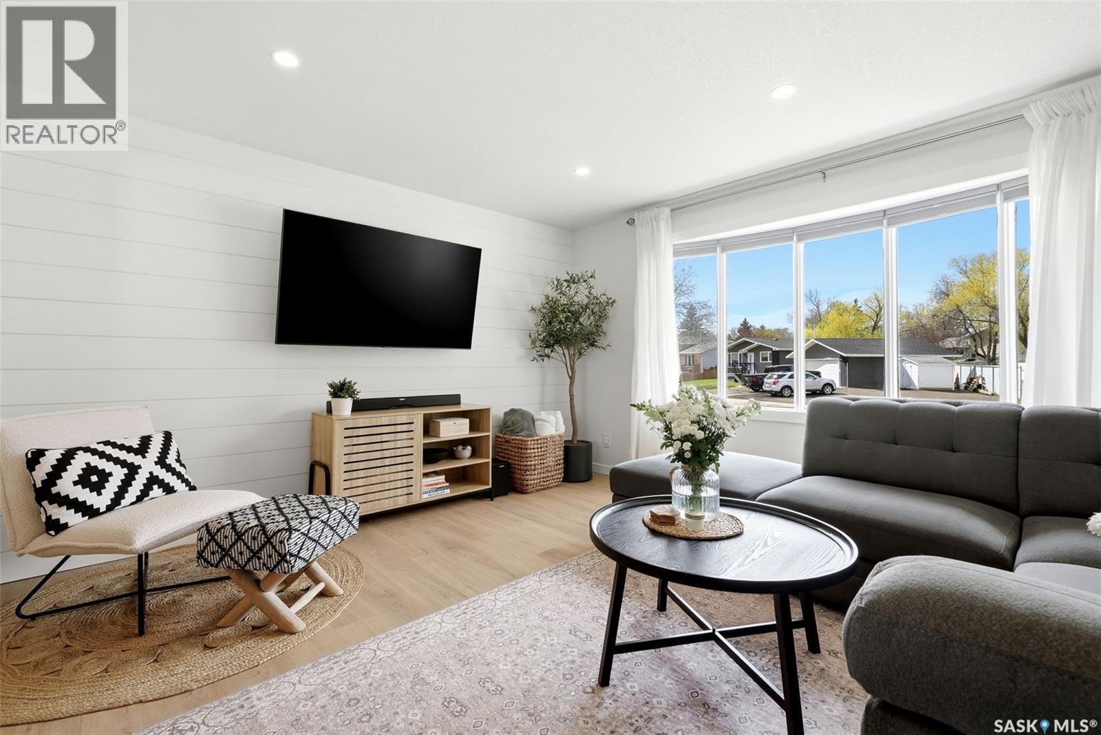 120 Eden Avenue, Regina, SK - Indoor Photo Showing Living Room