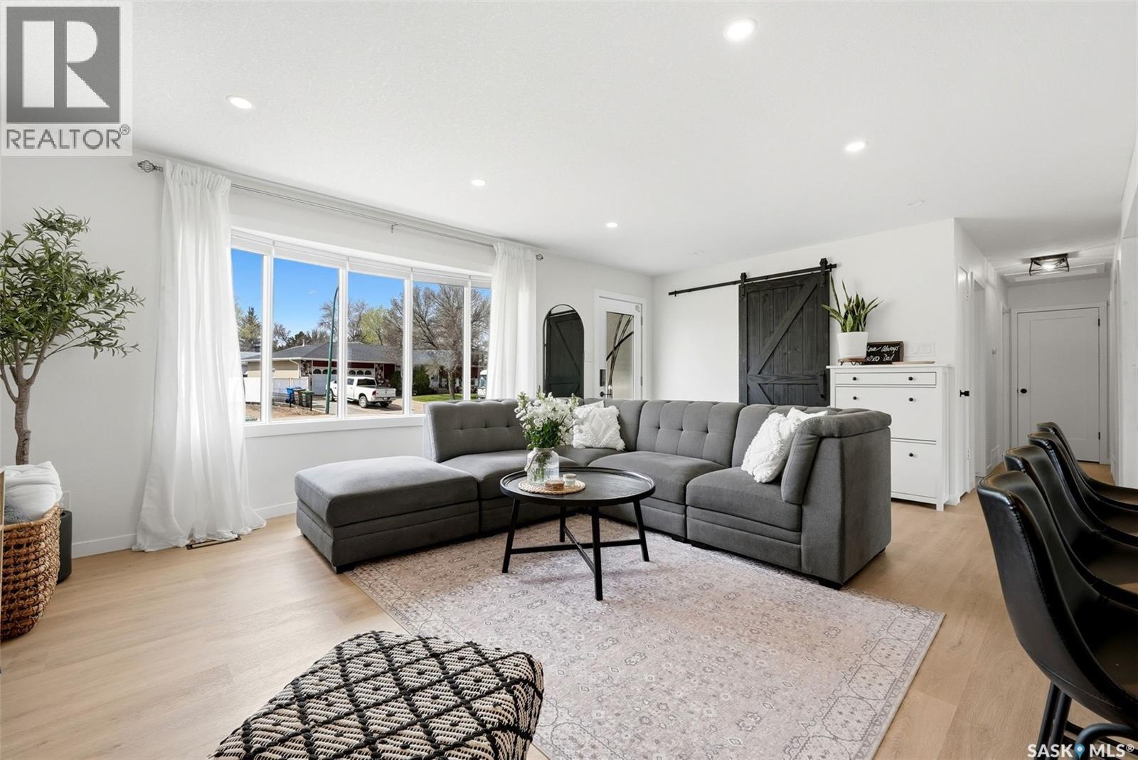 120 Eden Avenue, Regina, SK - Indoor Photo Showing Living Room