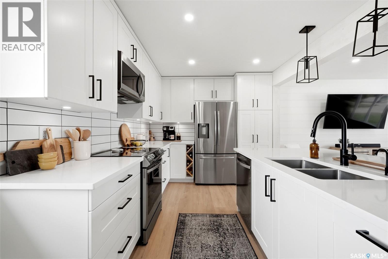 120 Eden Avenue, Regina, SK - Indoor Photo Showing Kitchen With Stainless Steel Kitchen With Double Sink With Upgraded Kitchen