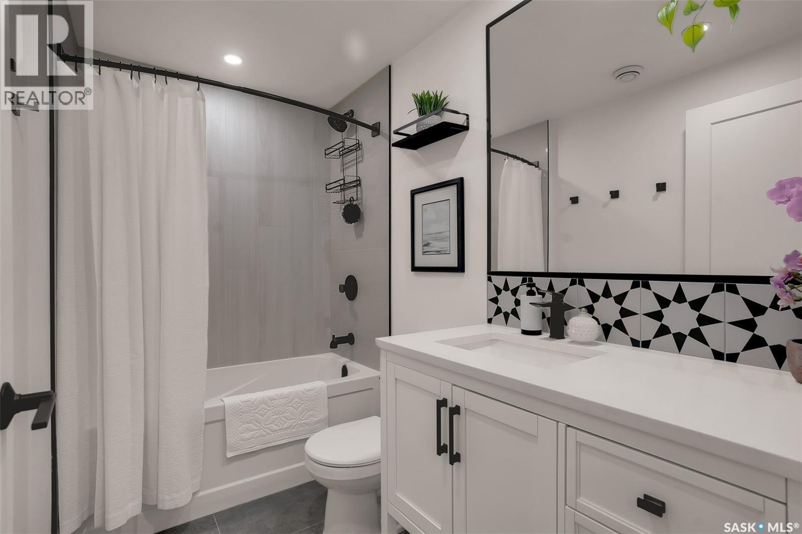 255 Greyeyes-Steele Way, Saskatoon, SK - Indoor Photo Showing Bathroom