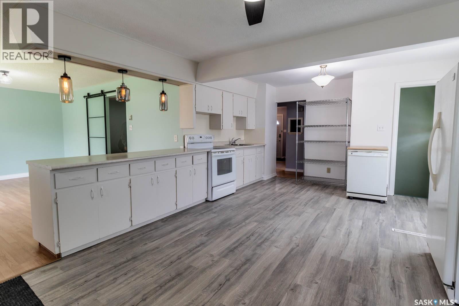 5342 5Th Avenue, Regina, SK - Indoor Photo Showing Kitchen