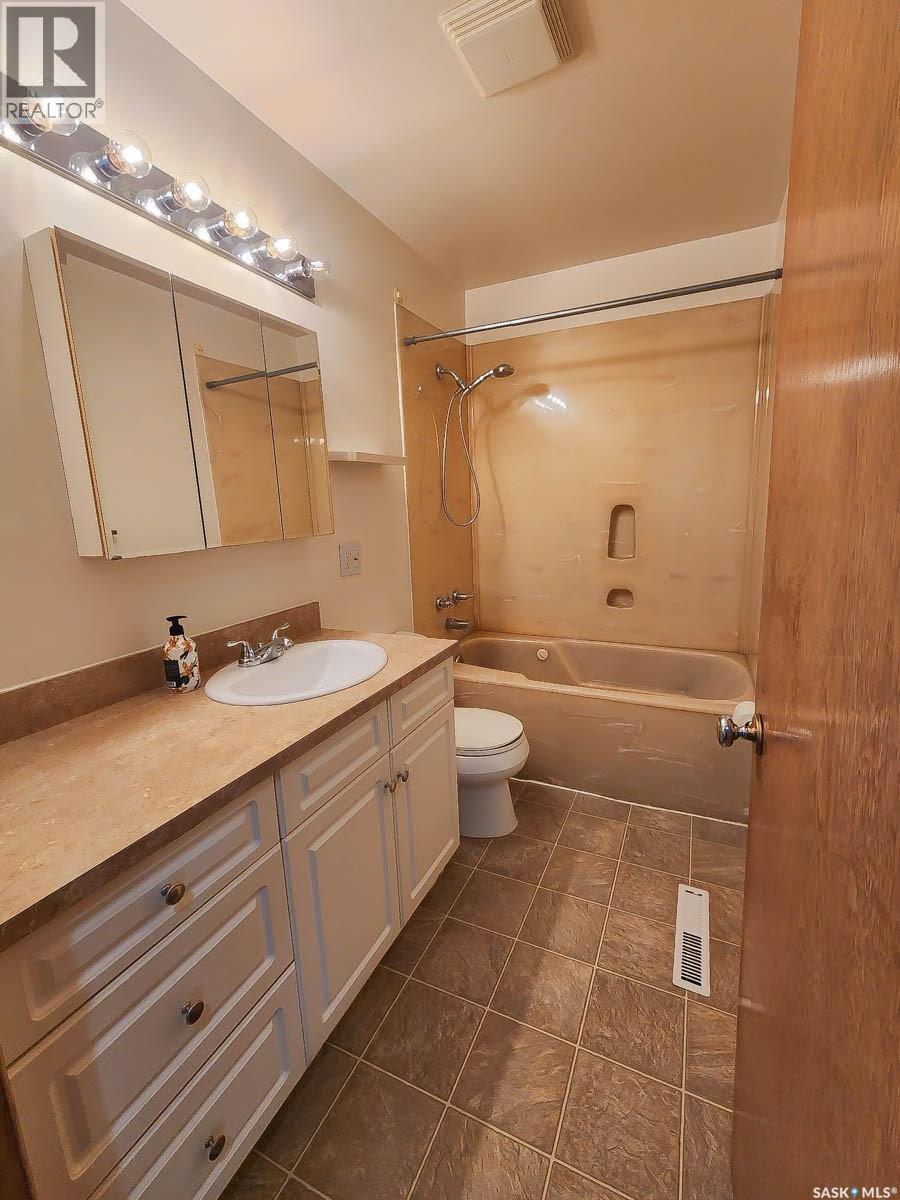 5342 5Th Avenue, Regina, SK - Indoor Photo Showing Bathroom