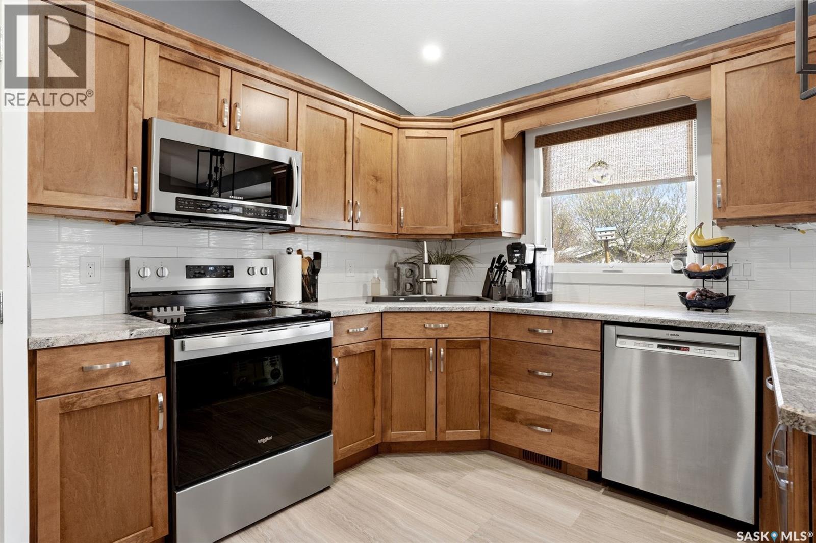 1248 Boehm Bay N, Regina, SK - Indoor Photo Showing Kitchen