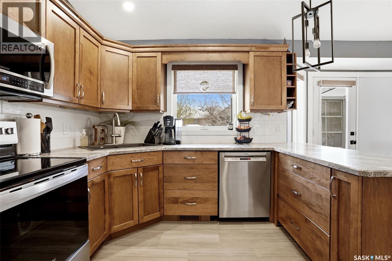 1248 Boehm Bay N, Regina, SK - Indoor Photo Showing Kitchen