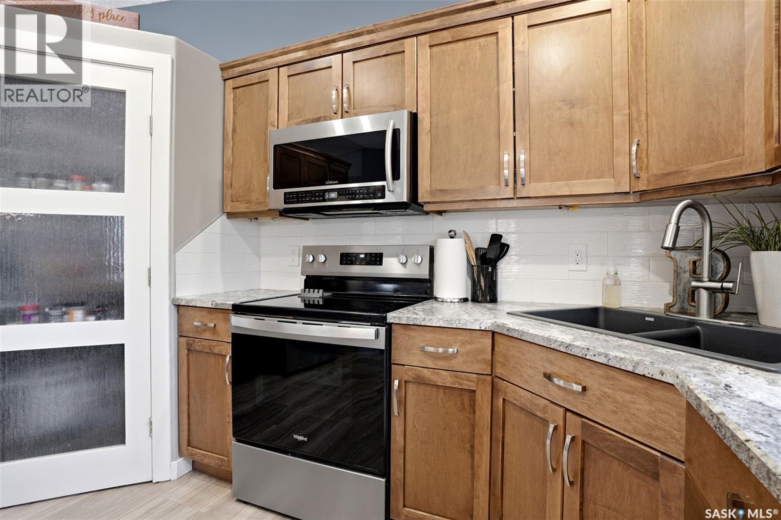 1248 Boehm Bay N, Regina, SK - Indoor Photo Showing Kitchen With Double Sink