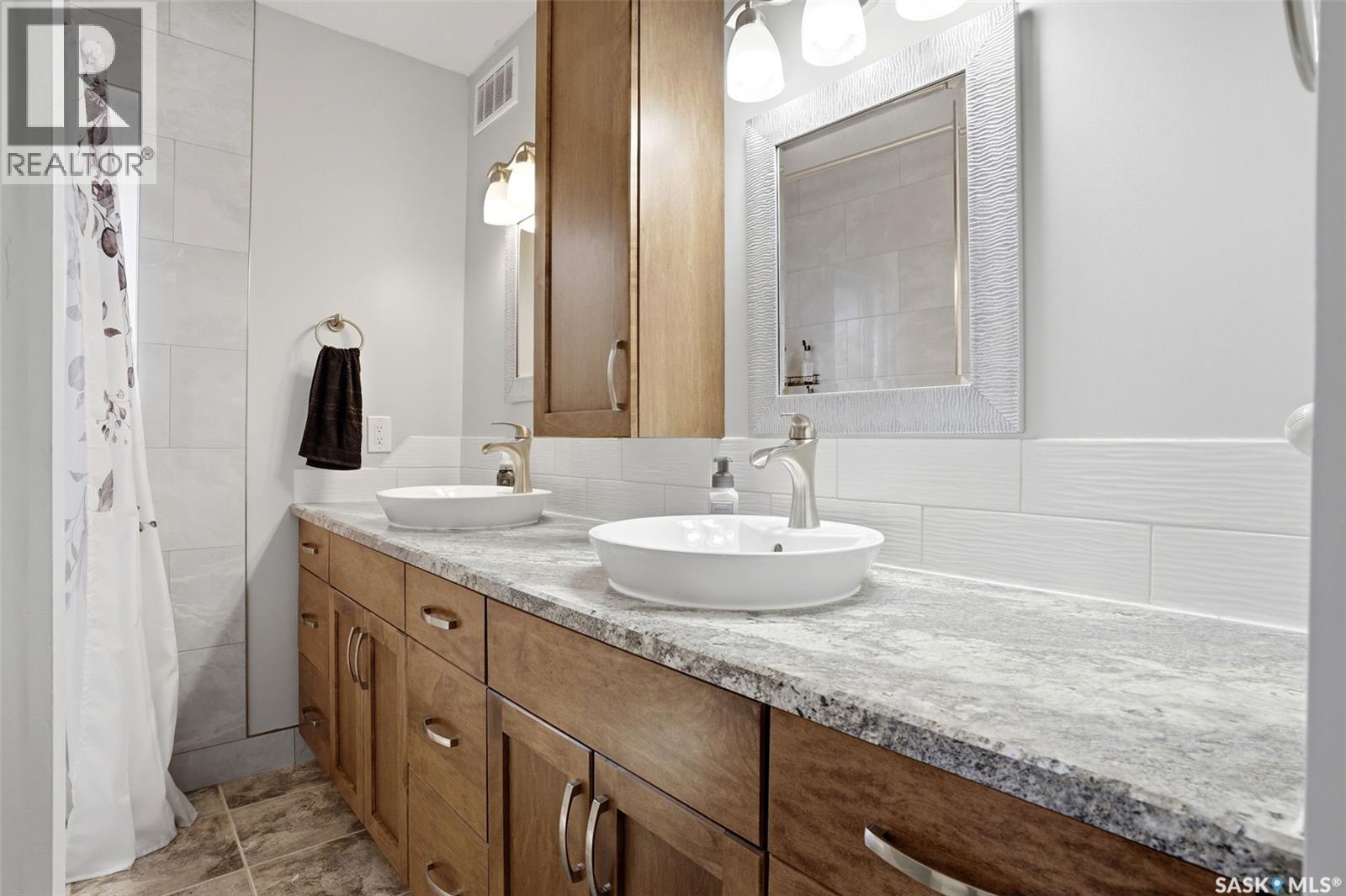 1248 Boehm Bay N, Regina, SK - Indoor Photo Showing Bathroom