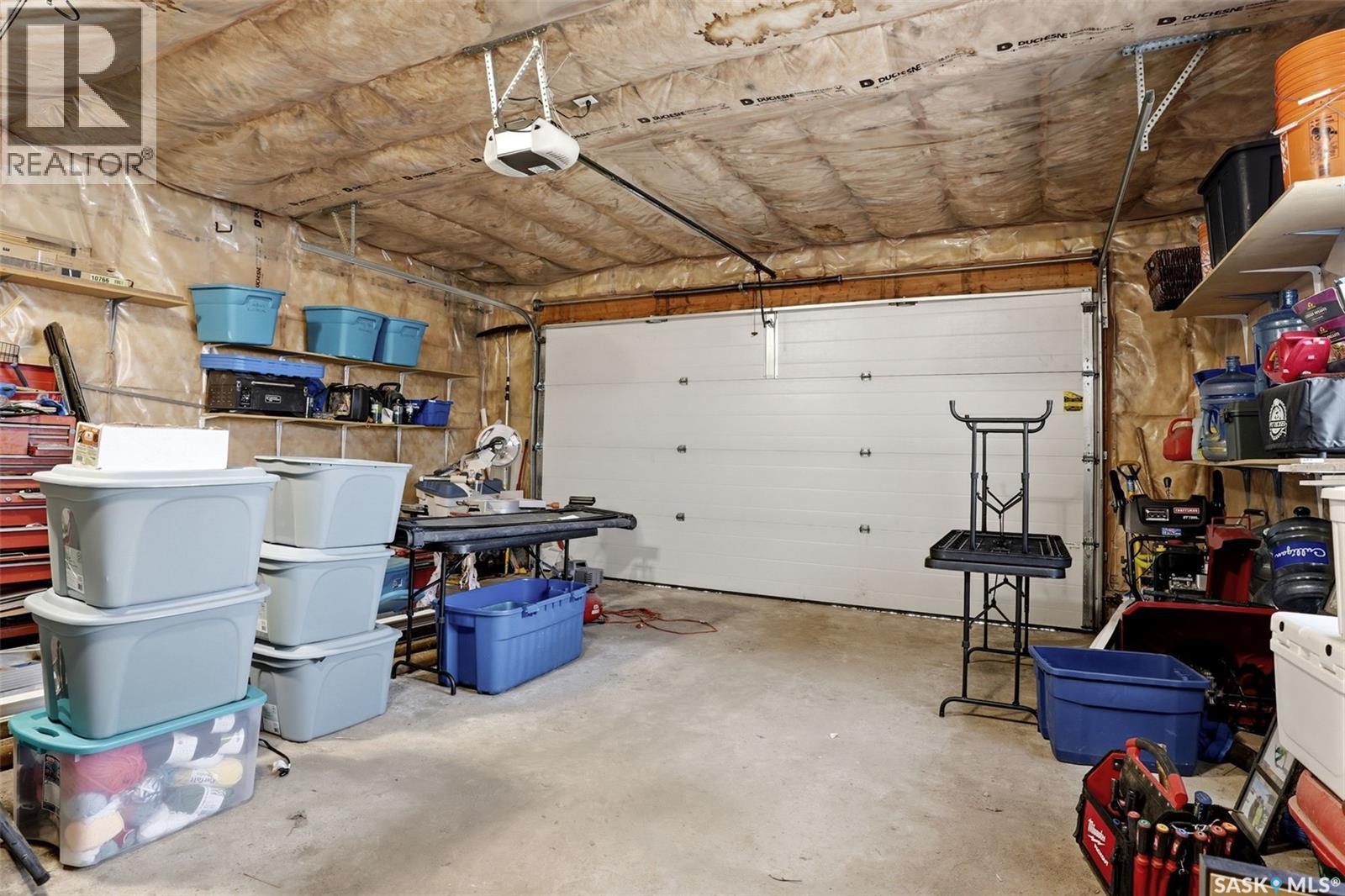 1248 Boehm Bay N, Regina, SK - Indoor Photo Showing Garage