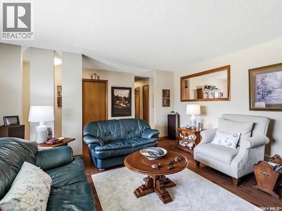 661 Dalgliesh Drive, Regina, SK - Indoor Photo Showing Living Room