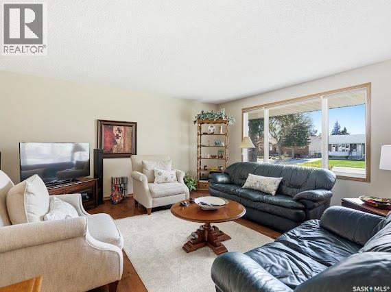 661 Dalgliesh Drive, Regina, SK - Indoor Photo Showing Living Room