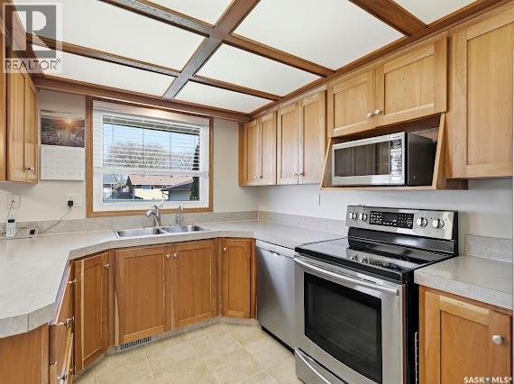661 Dalgliesh Drive, Regina, SK - Indoor Photo Showing Kitchen With Double Sink