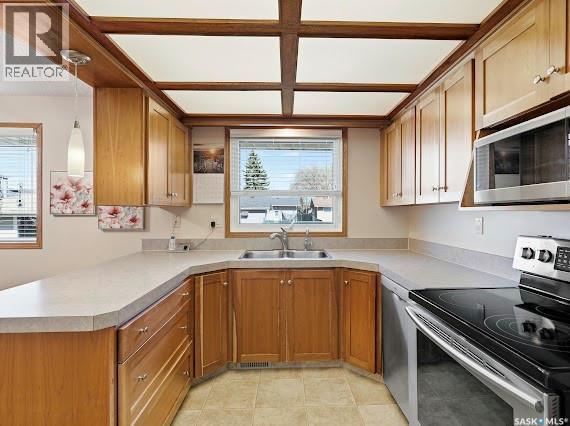 661 Dalgliesh Drive, Regina, SK - Indoor Photo Showing Kitchen With Double Sink