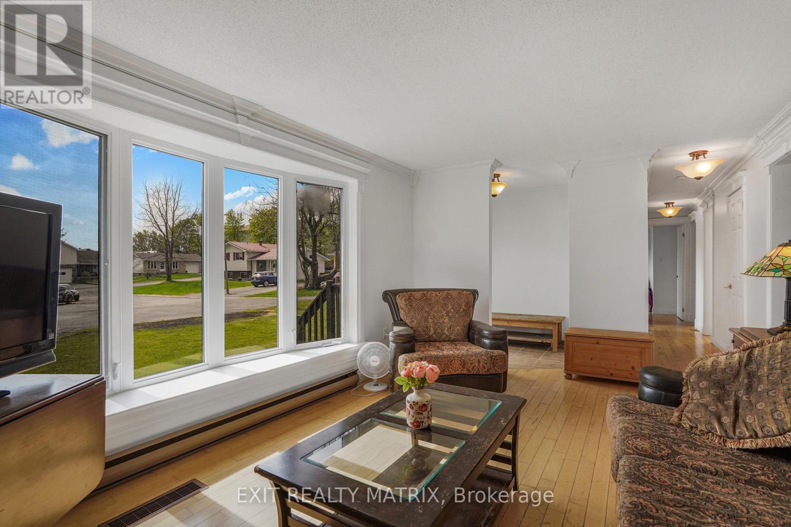 136 Martel Crescent, Champlain, ON - Indoor Photo Showing Living Room