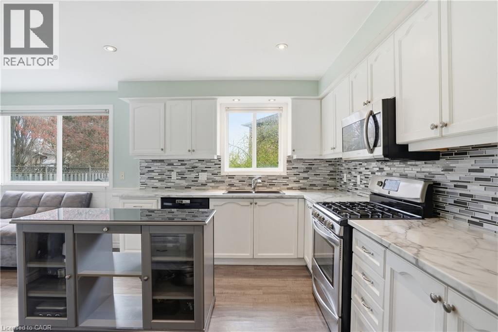 2 Amore Boulevard, Hamilton, ON - Indoor Photo Showing Kitchen With Upgraded Kitchen