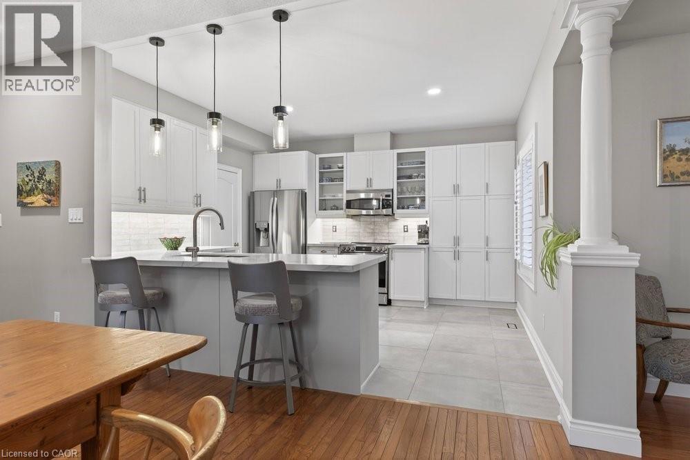 Professionally painted cabinetry, recent quartz counter tops - 100 Beddoe Drive Unit# 101, Hamilton, ON - Indoor Photo Showing Kitchen With Upgraded Kitchen