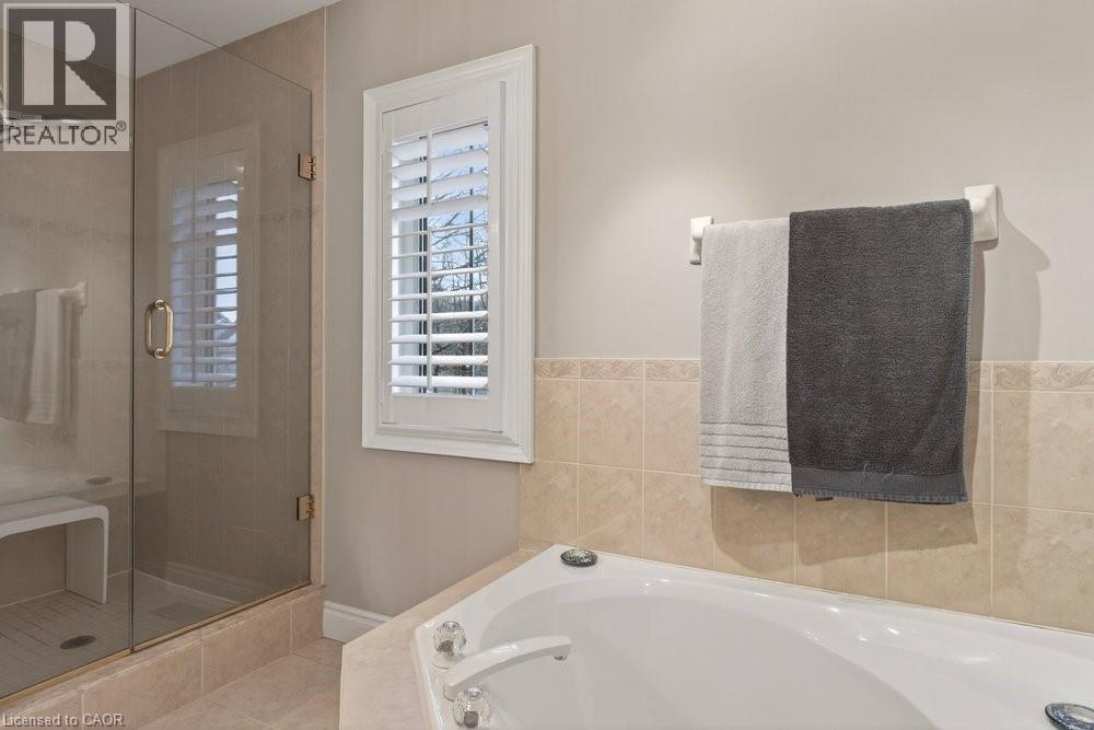 5 pce ensuite with Soaker tub - 100 Beddoe Drive Unit# 101, Hamilton, ON - Indoor Photo Showing Bathroom