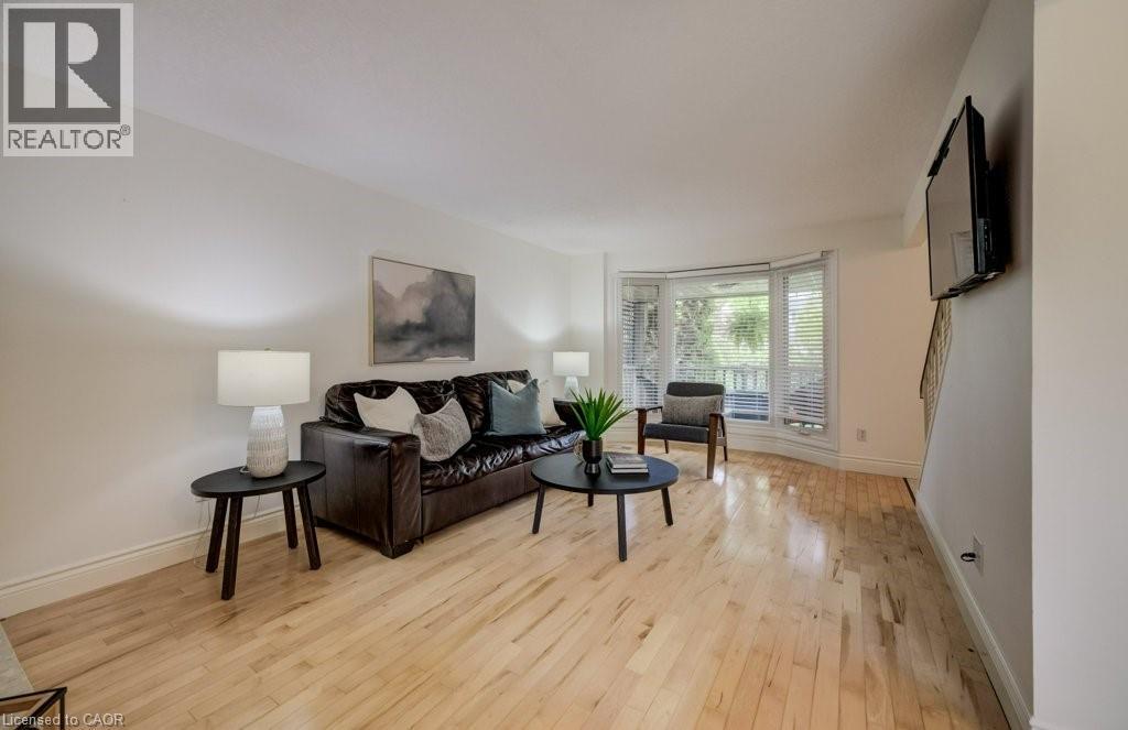 106 Parkland Crescent, Kitchener, ON - Indoor Photo Showing Living Room
